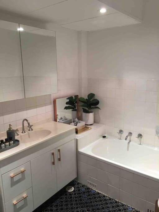 シドニーHarbourside Style, 2 Bed, A/C, Pool -Elizabeth Bayアパートメント エクステリア 写真