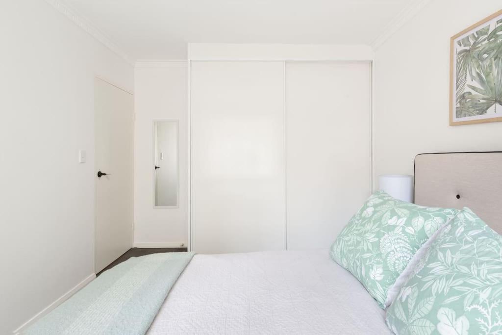 シドニーHarbourside Style, 2 Bed, A/C, Pool -Elizabeth Bayアパートメント エクステリア 写真